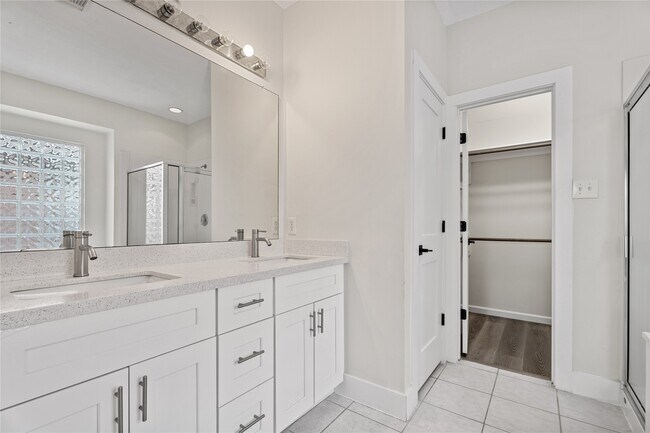 Building Photo - 23742 River Pl Dr