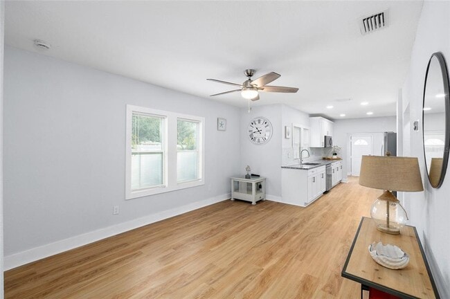 Building Photo - 2606 W Henry Ave