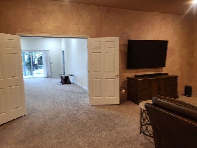 Building Photo - 5 bed 3 bath