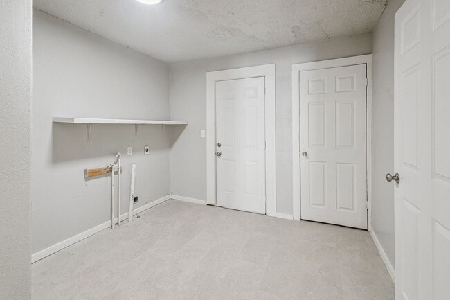 Building Photo - Beautifully renovated 2/1!
