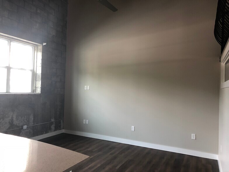 Building Photo - 108 Adams St