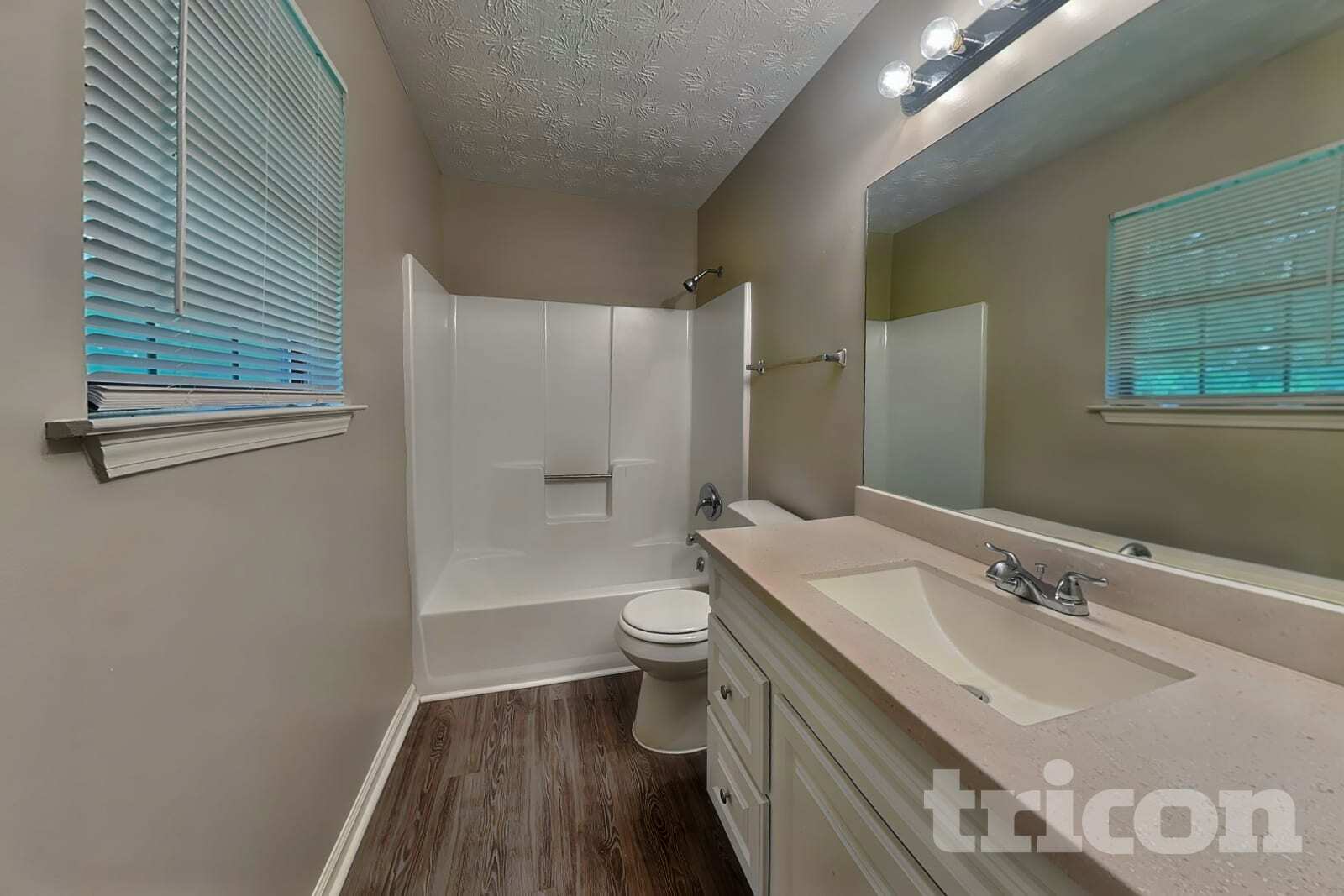Building Photo - 1515 Olde Oak Dr