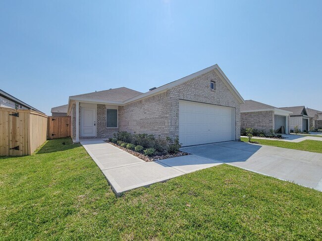 Building Photo - This single-story home shares an open layout between the kitchen, nook and family room for easy e...