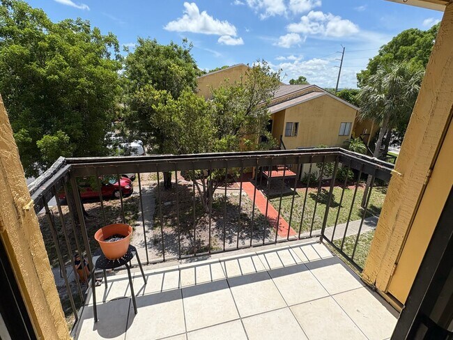 Building Photo - **Coming Soon** 1/1 Condo for Rent in Fort Myers