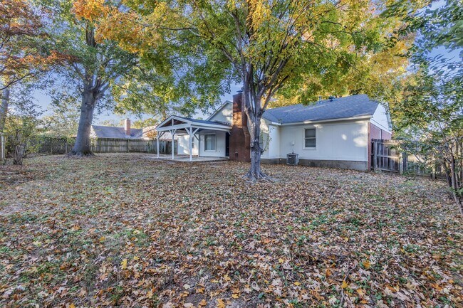 Building Photo - 8439 River Glen Dr