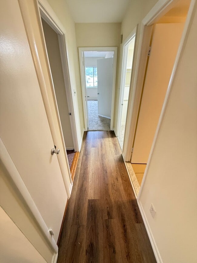 Building Photo - Chic & Comfortable 2BR/2BA Ground-Level Co...