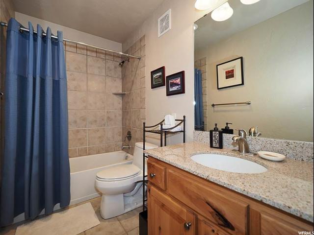 Building Photo - 6010 N Fox Pointe Cir