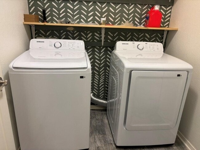 Building Photo - 6 Hart Ln