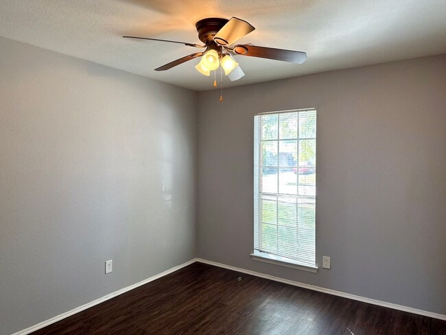 Building Photo - 3 Bedroom / 2 Bath / 2 Car Garage in Quiet...