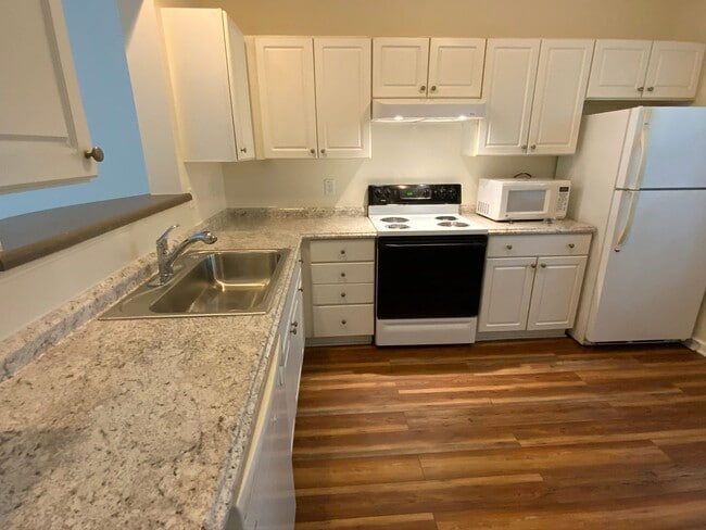 Building Photo - Updated 2 bedroom in fantastic location near Duke Med Center, on busline & convenient to many loc...