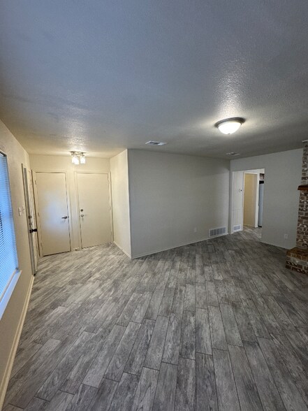 Building Photo - 618 Comal Ave