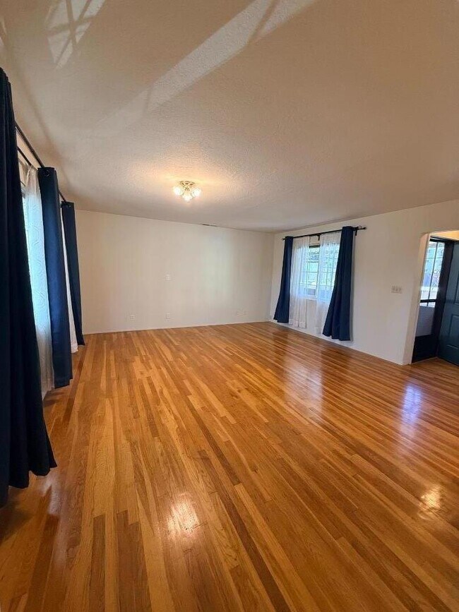 Building Photo - 666 Hope St