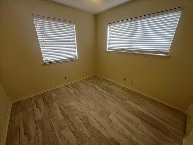 Building Photo - 807 Lloyd Ln