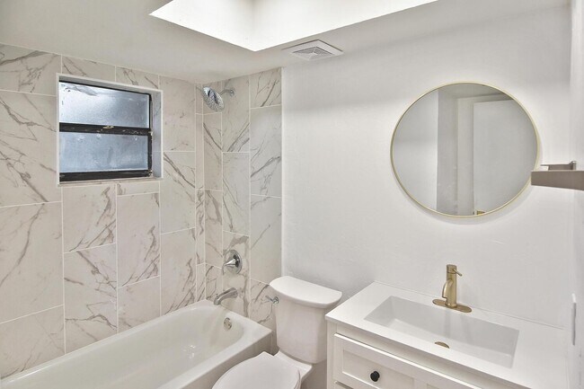 Building Photo - 1202 E 7th St