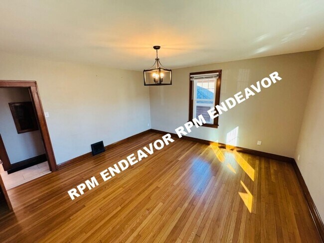 Building Photo - Downtown St. Charles 4BR Home | Walk to Main Street | Garage + Yard