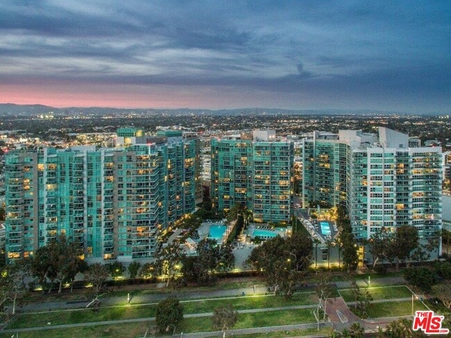 Building Photo - 13600 Marina Pointe Dr