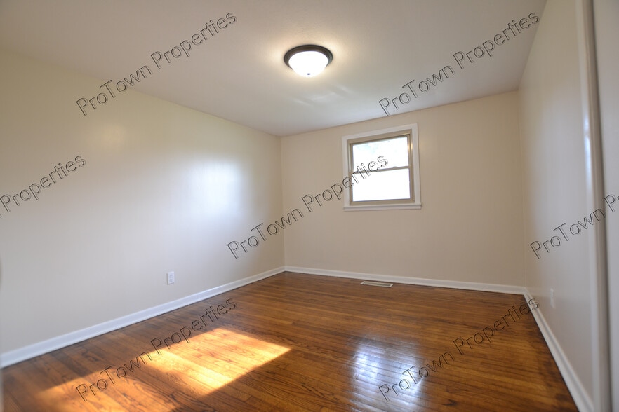 Building Photo - 2417 Essington Rd