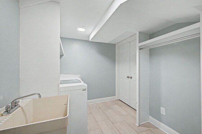 Building Photo - Beautiful 4BD/3.5BA home in the heart of Green Hills.