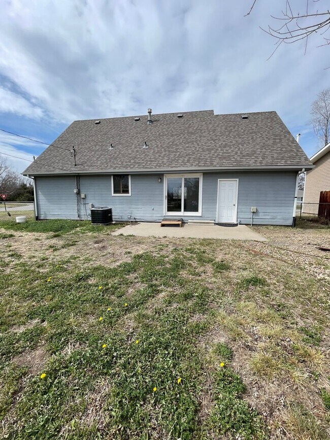 Building Photo - GREAT FAMILY HOME! FULLY FENCED YARD!