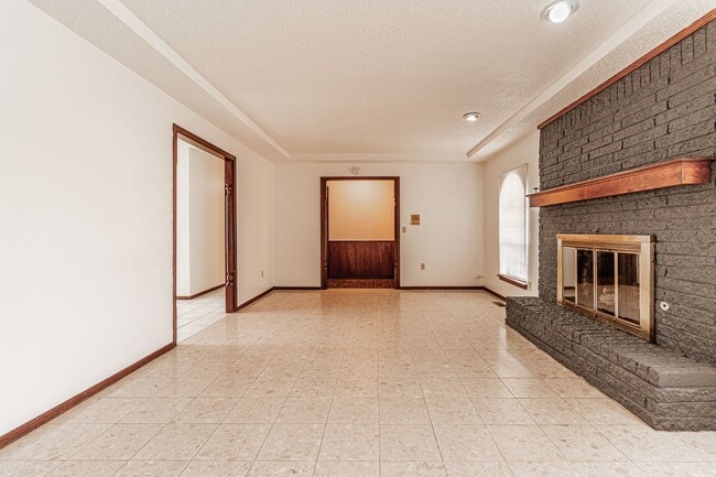 Building Photo - 4 Bed 2 Bath in SW Oklahoma City