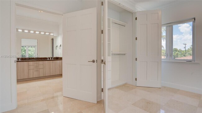Building Photo - 500 SW 51st Ct