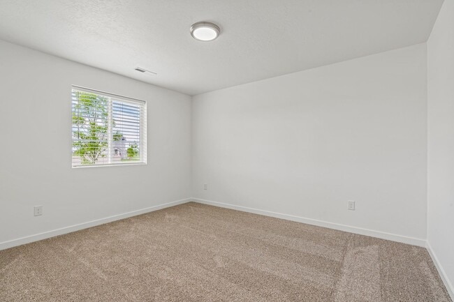 Building Photo - FREE RENT - Beautiful 4bd/2ba Home in a Pr...