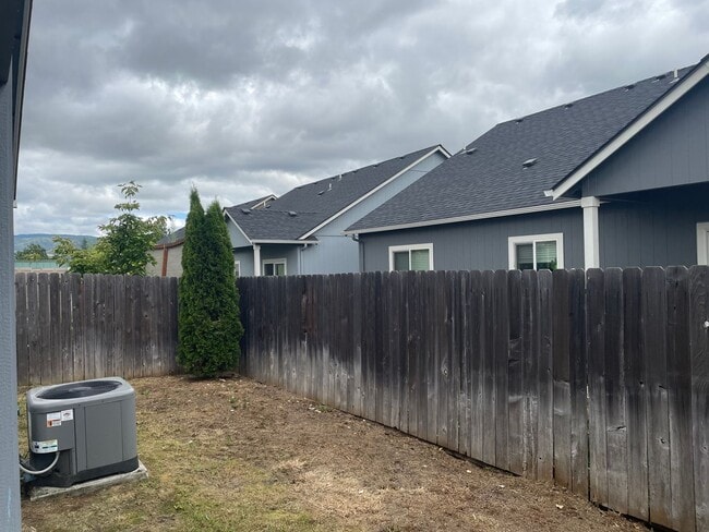 Building Photo - Beautiful 3 Bedroom 2 Bath Home Located in a Nice Medford Neighborhood