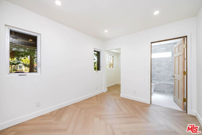 Building Photo - 749 N Niagara St