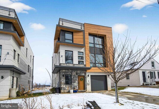 Building Photo - 911 S Oak St