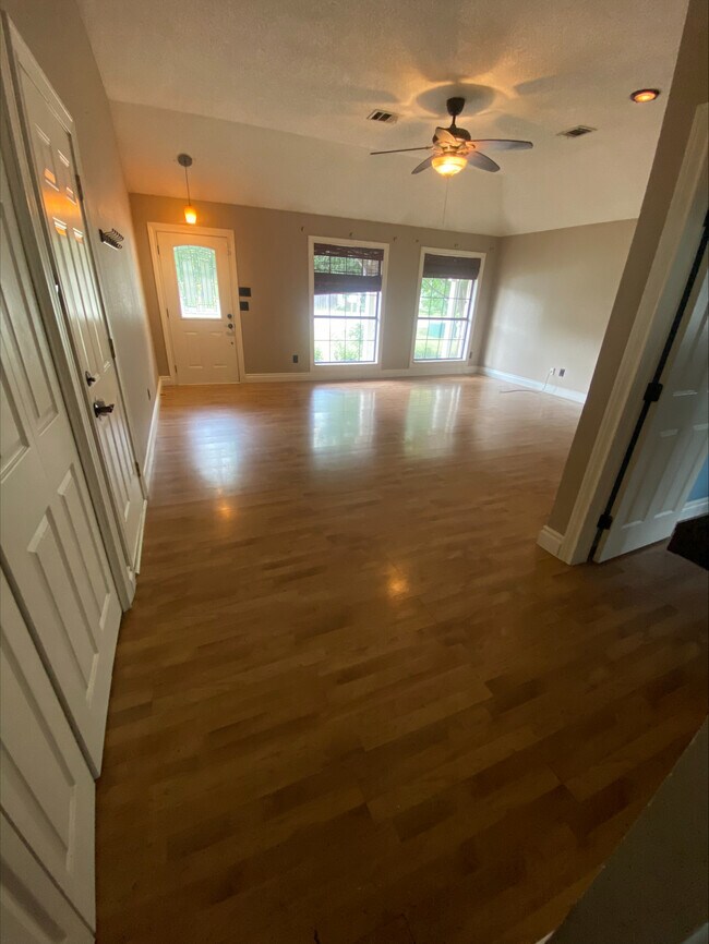 Building Photo - 702 Spring Hollow Dr