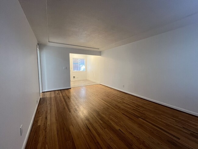 Building Photo - Cozy 1-Bedroom Apartment with Natural Light & Outdoor Living-Single level, feels more like a home...