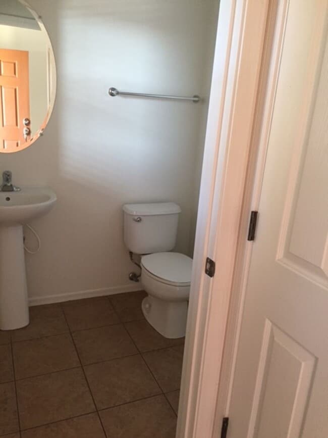 Building Photo - Beautiful 4-bedroom 3-bathroom - GREAT LOC...