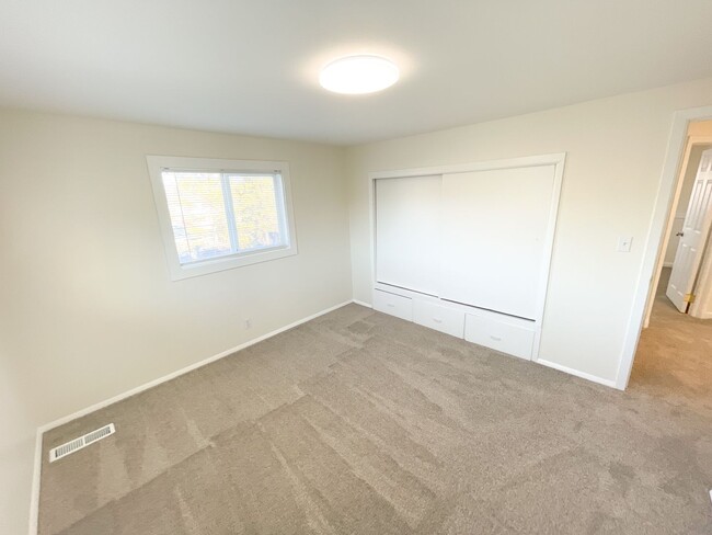 Building Photo - MOVE IN READY! 3 Bedroom, 2 bath Multi-Lev...