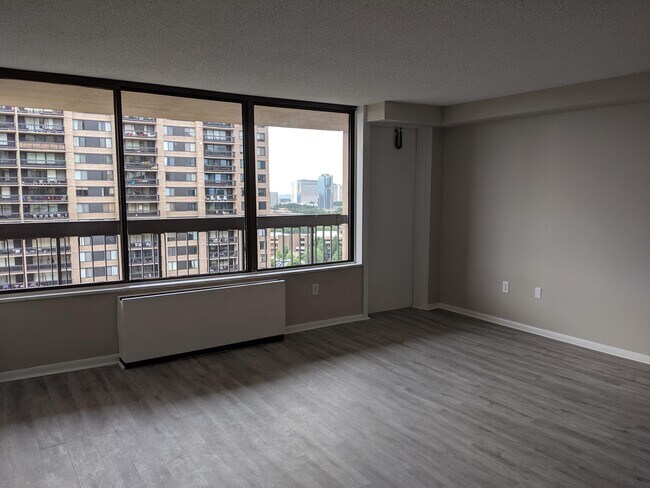 Large living room - 3701 S George Mason Dr