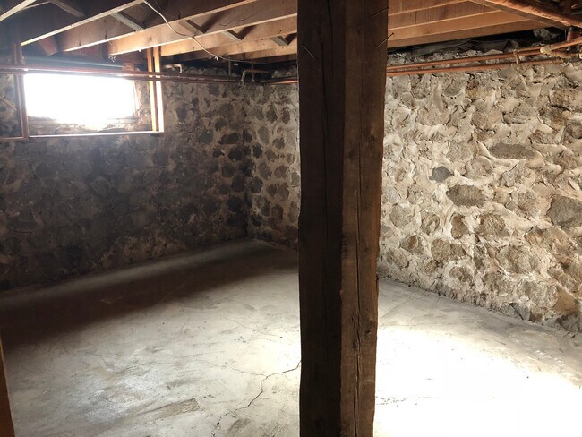Building Photo - Charming 3 bed 1 bath + sitting room