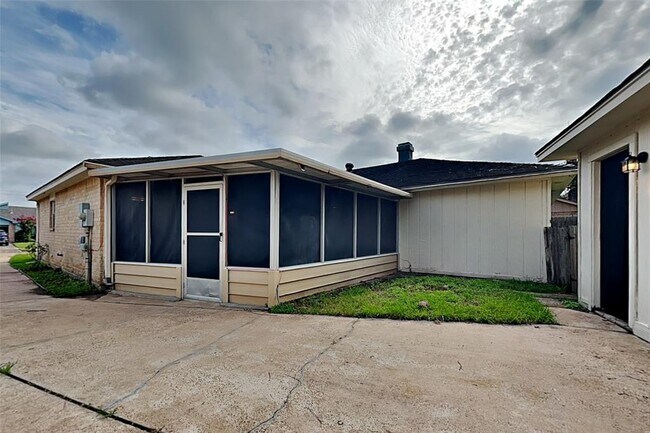 Building Photo - 1927 Hilton Head Dr