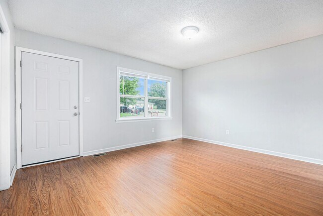 Building Photo - Beautiful 2BR/1BA Duplex in Independence!
