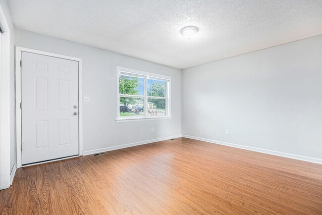 Building Photo - *MOVE IN SPECIAL* $250 Off First Full Month's Rent OR Free 55in TV! Beautiful 2BR/1BA Duplex in I...