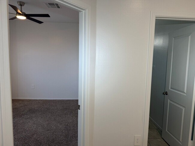 Building Photo - 9427 E Alfalfa Dr