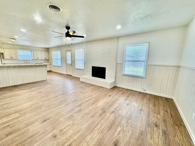 Building Photo - Newly Remodeled 3 bed 2 bath