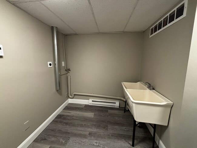 Building Photo - Newly remodeled 3+ bedroom
