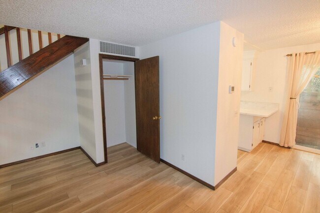 Building Photo - 3 bedroom 2 bathroom duplex in South Eugene!