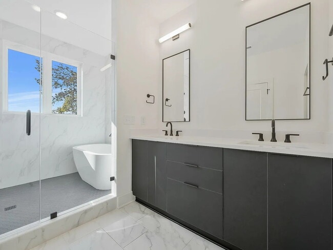 Building Photo - "Spacious 4-Bed Townhouse Oasis in Nashville – 2,500 Sq. Ft. of Modern Comfort!"