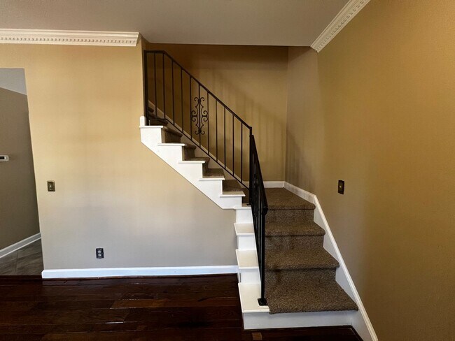 Building Photo - 204 Woodside Ave