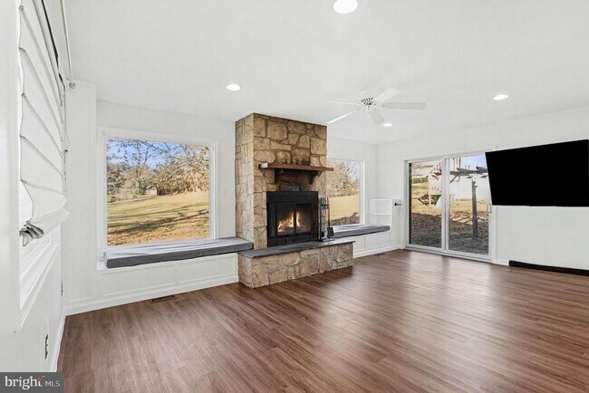 Building Photo - 906 Shelburne Rd