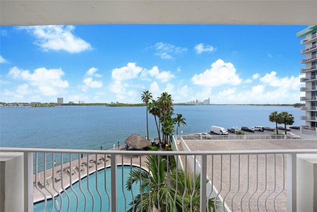 Building Photo - 10350 W Bay Harbor Dr