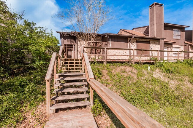 Building Photo - 514 Hickory Dr