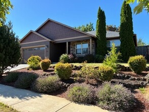 Building Photo - Beautiful East Medford 4 Bedroom 2 Bathroom Home