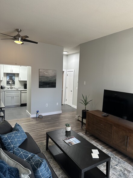 Building Photo - 92 Oak St