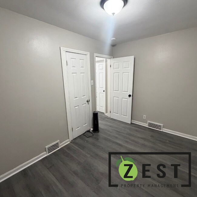 Building Photo - Amazing 3bed 1Bed- $1200